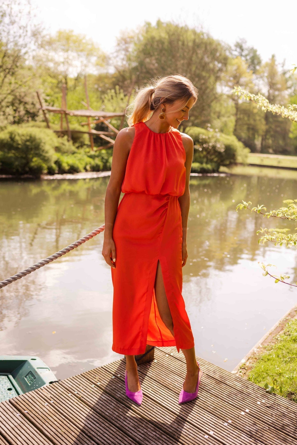 Delilah - Fashionable Sleeveless Midi Dress