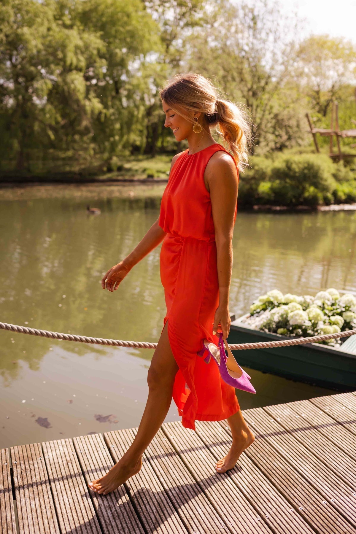 Delilah - Fashionable Sleeveless Midi Dress